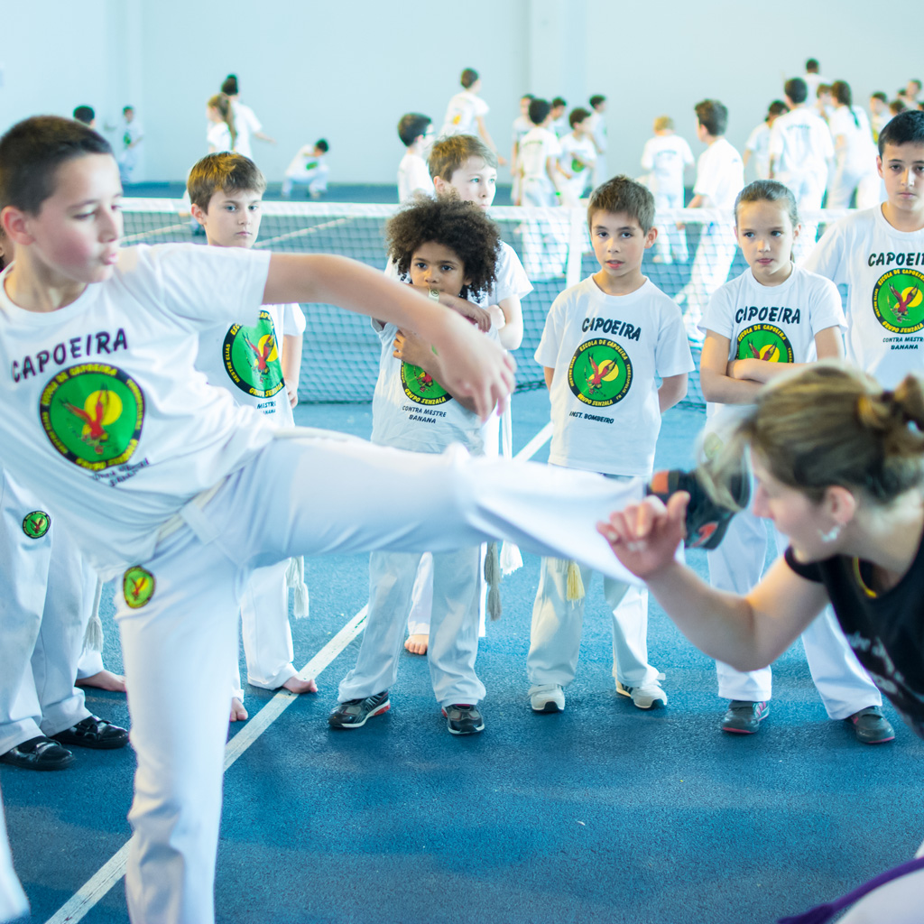 Explication d'un mouvement à réaliser lors d'un stage pour les enfants.