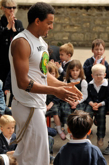 Maître Banana lors d'une démonstration de capoeira en exclusivité pour une école